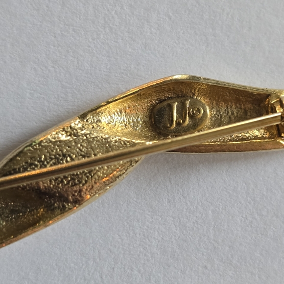 Vintage wavy brooch by JJ Jonette gold tone metal bar pin clear crystals - Picture 4 of 7